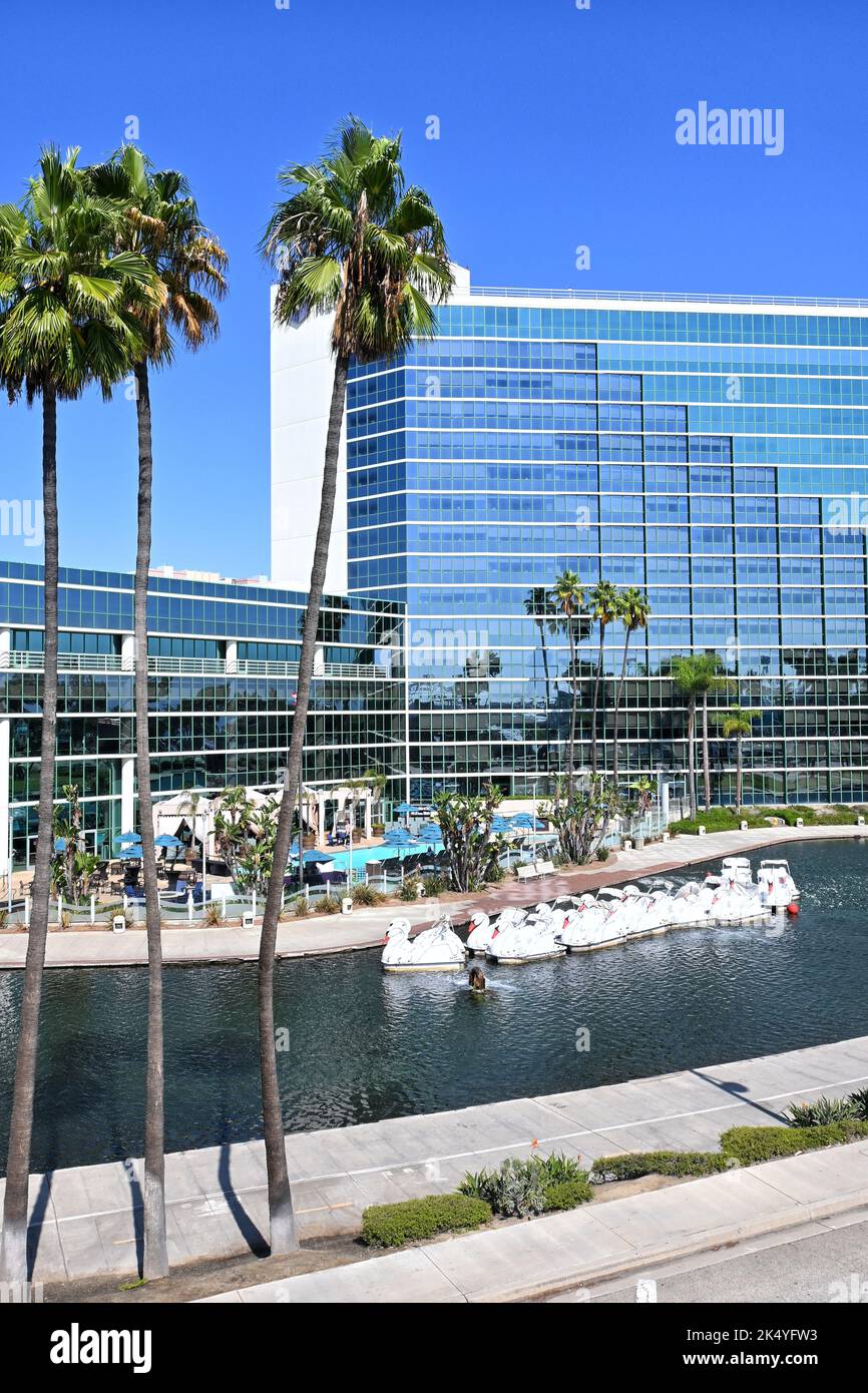 LONG BEACH, CALIFORNIA - 3 OCT 2022: Barcos Swan en Rainbow Lagoon en el Hyatt Regency Hotel. Foto de stock