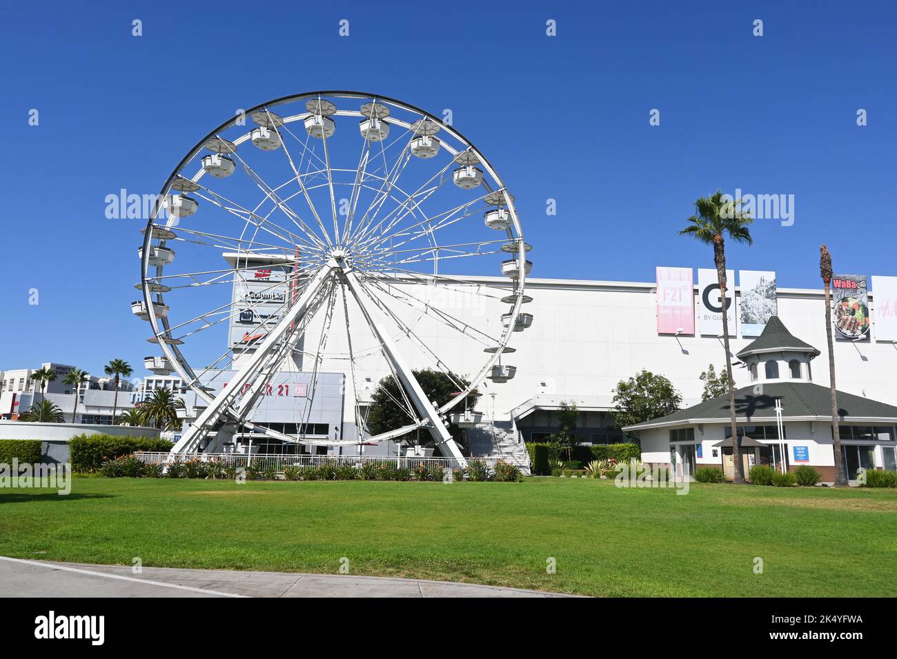 LONG BEACH, CALIFORNIA - 3 OCT 2022: El Pike Ferris Wheel y el histórico edificio Carousel en Shoreline Drive. Foto de stock