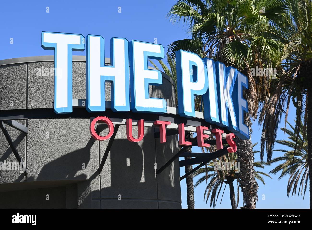 LONG BEACH, CALIFORNIA - 3 OCT 2022: Señal para The Pike Outlets, un centro comercial cerca de Shoreline Village. Foto de stock
