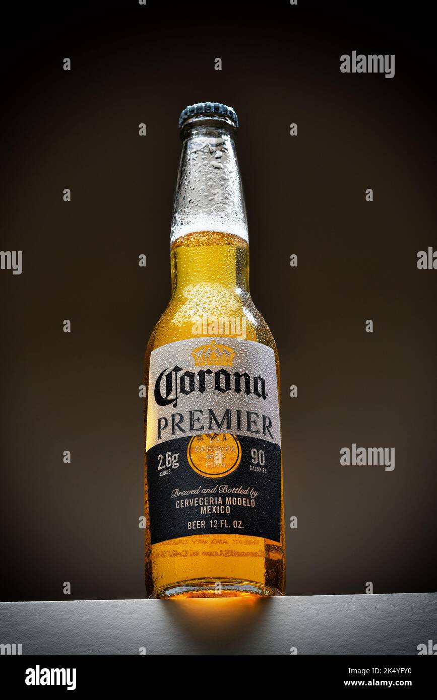 IRVINE, CALIFORNIA - 26 SEP 2022: Una sola botella de cerveza Corona Premier con condensación, golpe de ángulo bajo. Foto de stock