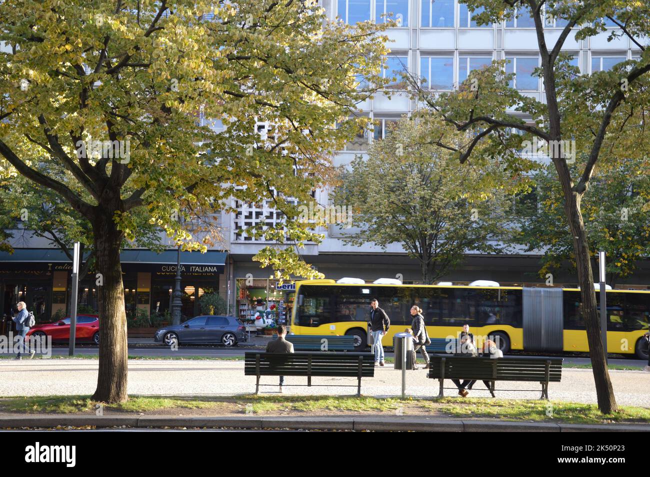 Berlín, Alemania - 2 de octubre de 2022 - Otoño - Unter den Linden boulevard. (Markku Rainer Peltonen) Foto de stock