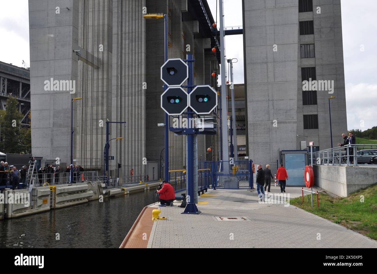 Niederfinow, Alemania. 04th de Oct de 2022. Después de 14 años de construcción, el elevador más grande del barco (representado el 4 de octubre de 2022) en Alemania abrió para el tráfico en Niederfinow, Alemania. Crédito: Ales Zapotocky/CTK Photo/Alamy Live News Foto de stock