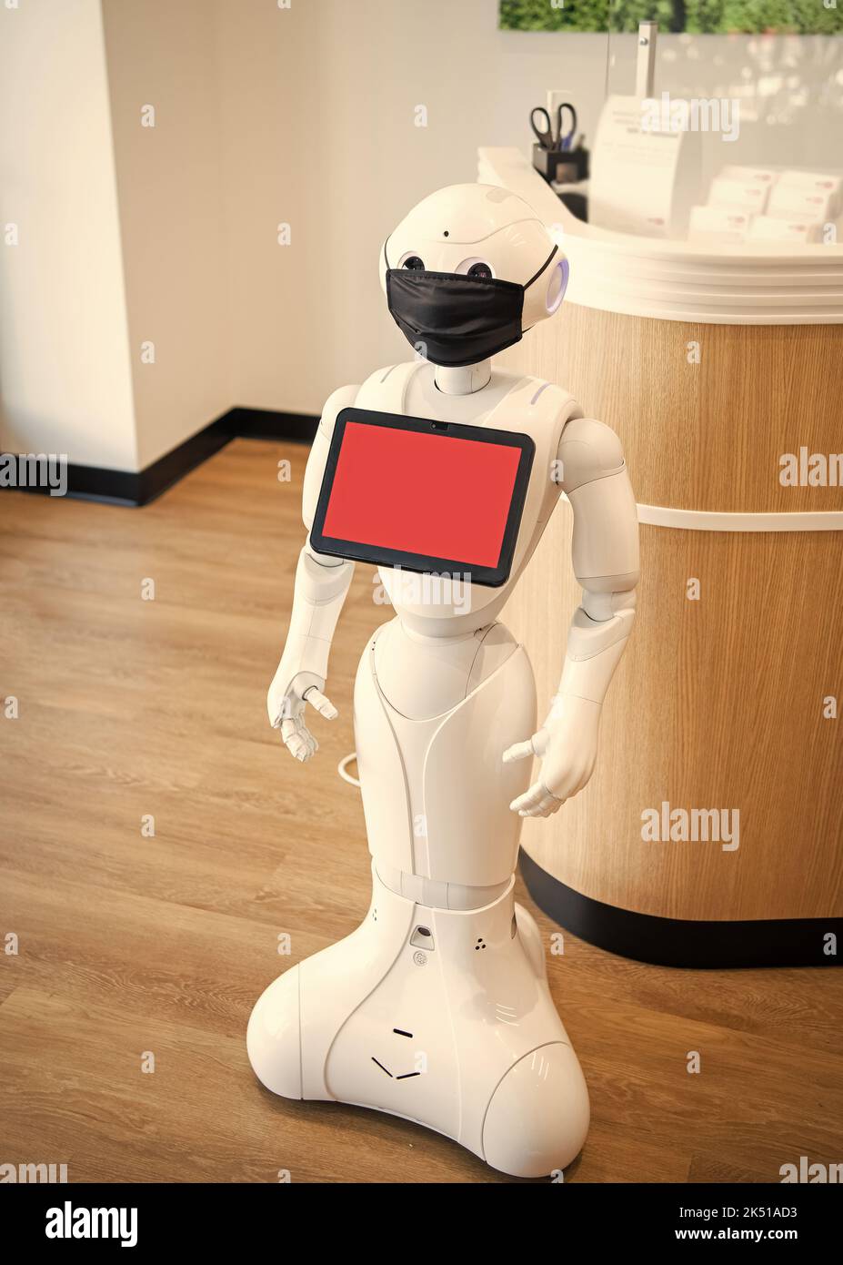 asistente de robot futurista tecnología innovadora en máscara protectora con espacio de copia Foto de stock