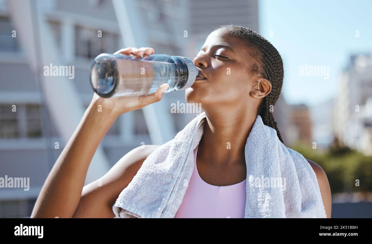 Botella Agua Fitness Mujer Negra Feliz Fuera Ciudad Para Hacer: fotografía  de stock © PeopleImages.com #613777668