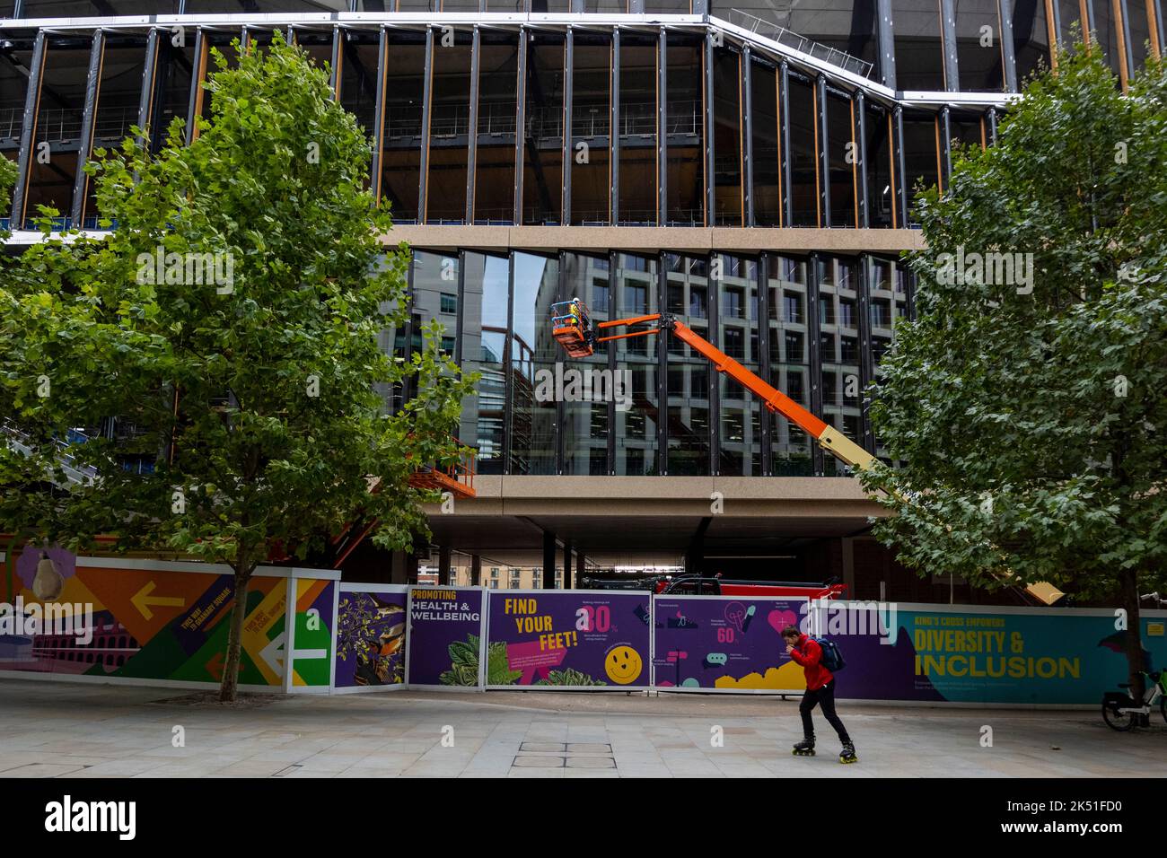 Londres, Reino Unido. 5 de octubre de 2022. El nuevo edificio de la sede central de Google en el Reino Unido en King’s Cross, que está en construcción, abrirá sus puertas en 2024 para albergar a 4.000 empleados. Las últimas cuentas de Google UK muestran que el personal ganó una media de más de £385.000 libras esterlinas cada una en los 18 meses hasta finales de diciembre de 2021, con una facturación de 3,4bn libras esterlinas y 1,1bn libras esterlinas en beneficios antes de impuestos en los 18 meses hasta finales de diciembre de 2021. La empresa, que registró un año y medio de resultados financieros después de trasladar su período contable de finales de junio a diciembre del año pasado, pagó 200m libras esterlinas en impuestos de sociedades británicos. Crédito: Stephen Chung / Alamy Live New Foto de stock