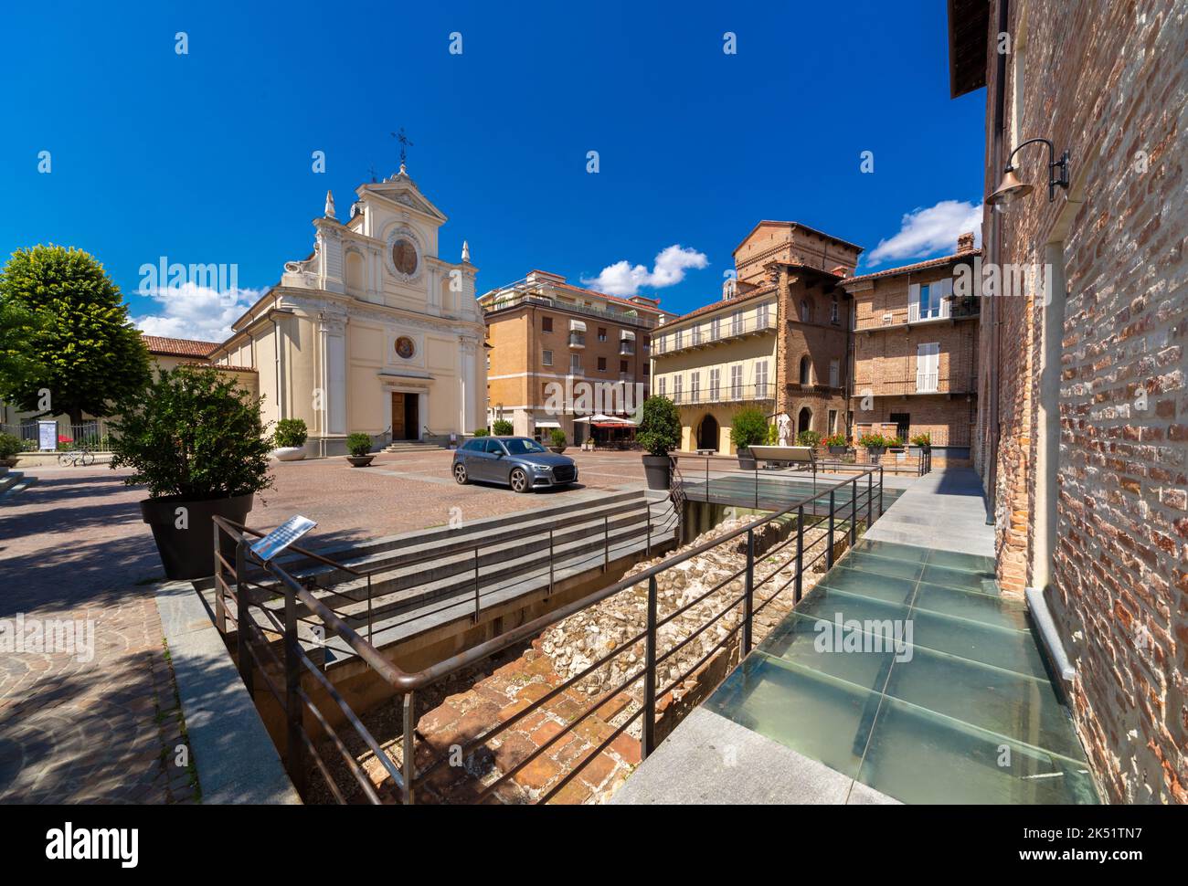 Alba, Langhe, Piemonte, Italia - 16 agosto 2022: piazza Pertinace con i resti acheologici dell' epoca romana e la chiesa parrochiale di san Giovanni Foto de stock