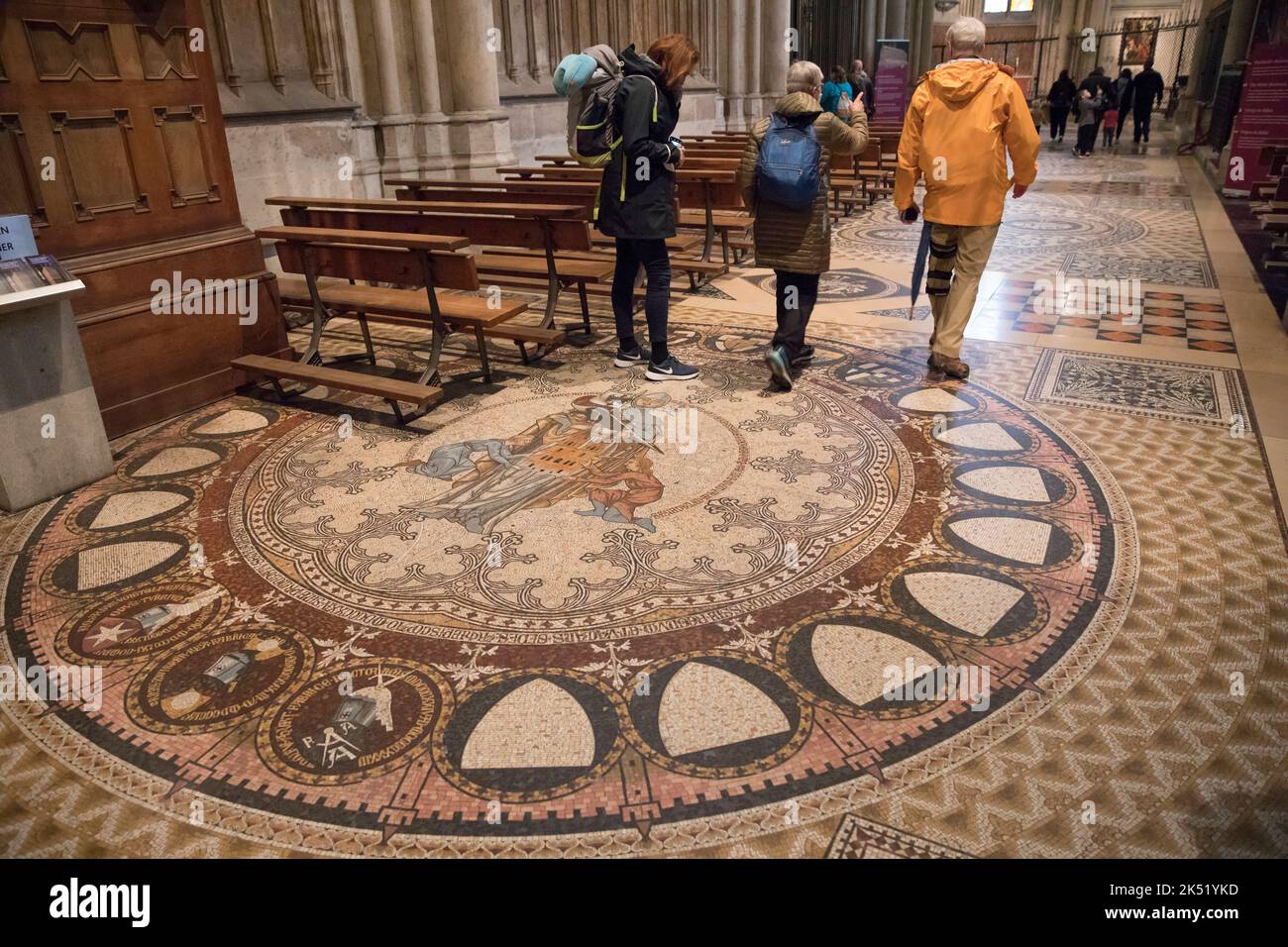 Mosaico de suelo en la galería del coro de la catedral de Colonia, Alemania. Bodenmosaik im Chorumgang im Dom, Koeln, Alemania. Foto de stock
