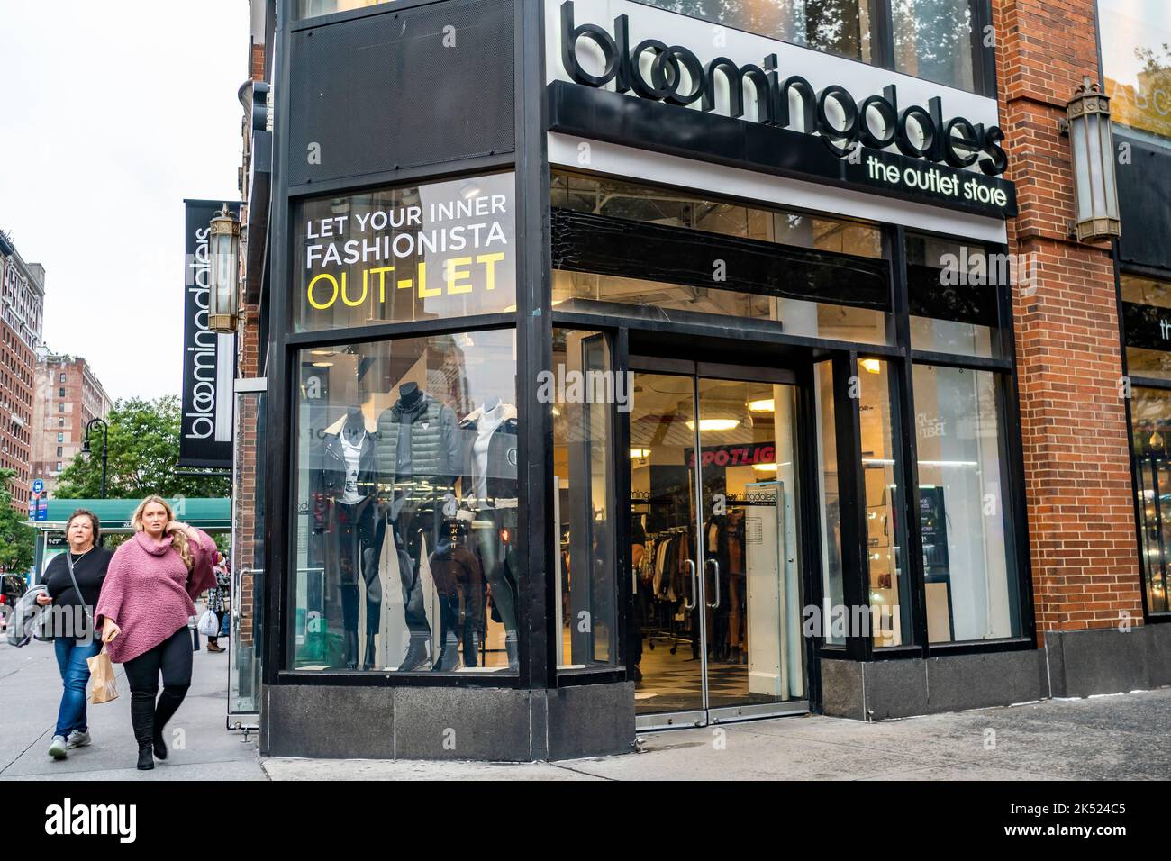 Bloomingdale's The Outlet Store en el barrio Upper West Side de Nueva York el sábado, 1 de octubre de 2022. La tienda vende mercadería con descuento para competir mejor con minoristas de bajo precio como TJ Maxx. (© Richard B. Levine) Foto de stock