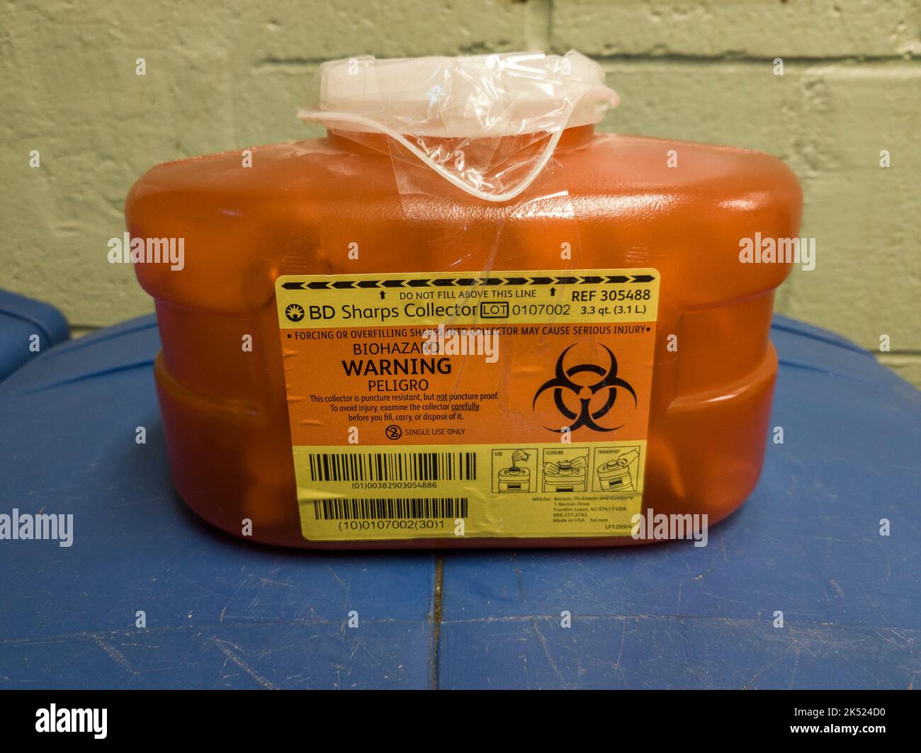 Un contenedor lleno para objetos punzantes en un área de basura del edificio de apartamentos en Nueva York el sábado, 1 de octubre de 2022. (© Richard B. Levine) Foto de stock