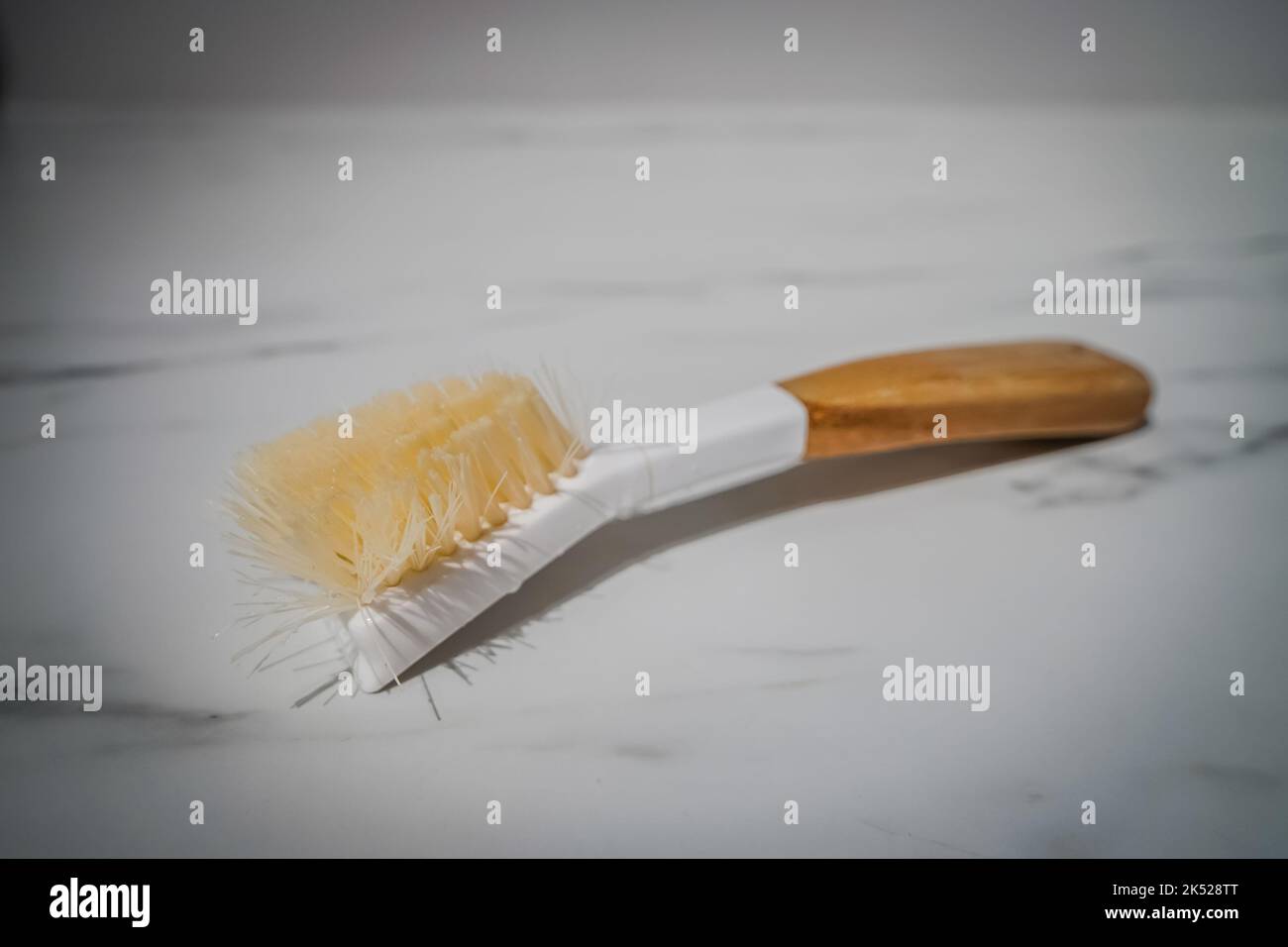 cepillo depurador de platos usado y desgastado Foto de stock