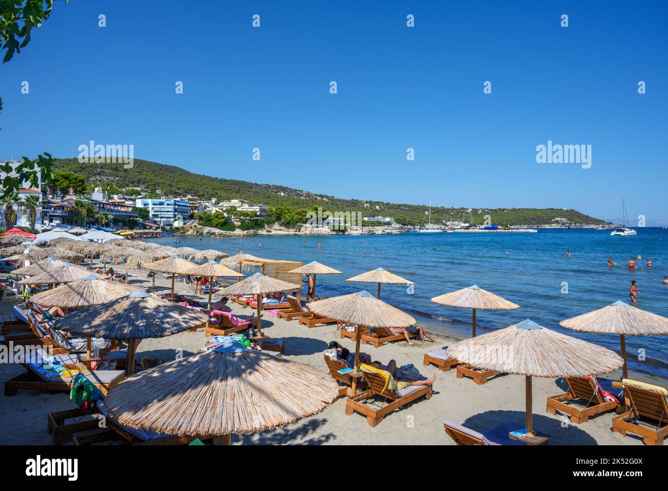 Playa en Agia Marina, Aegina, Islas Sarónicas, Grecia Foto de stock