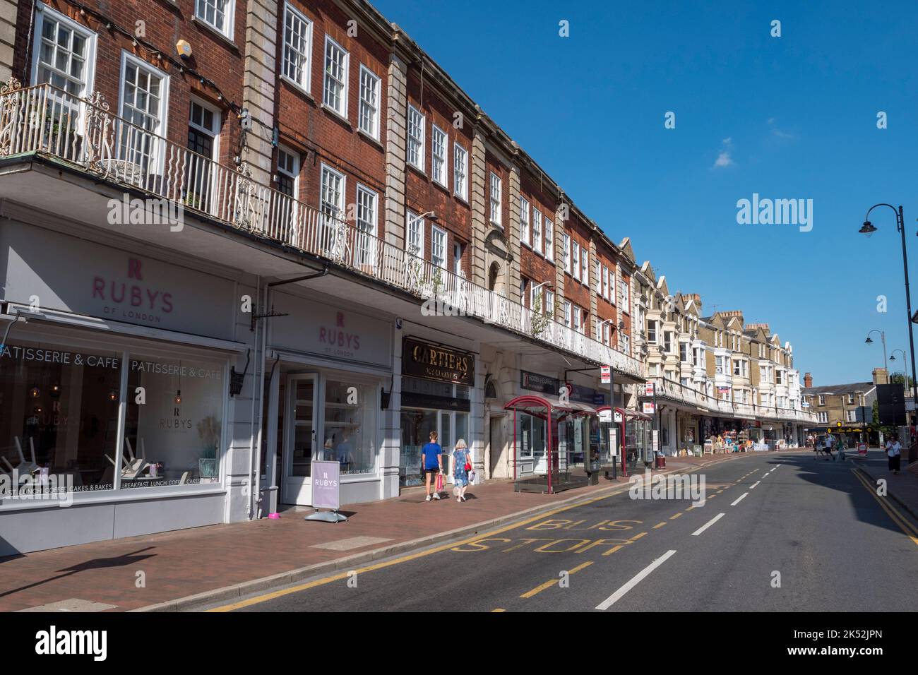 Vista general de las tiendas en el desfile de compras con balaustrada de hierro forjado en Monson Road en Royal Tunbridge Wells, Kent, Reino Unido. Foto de stock