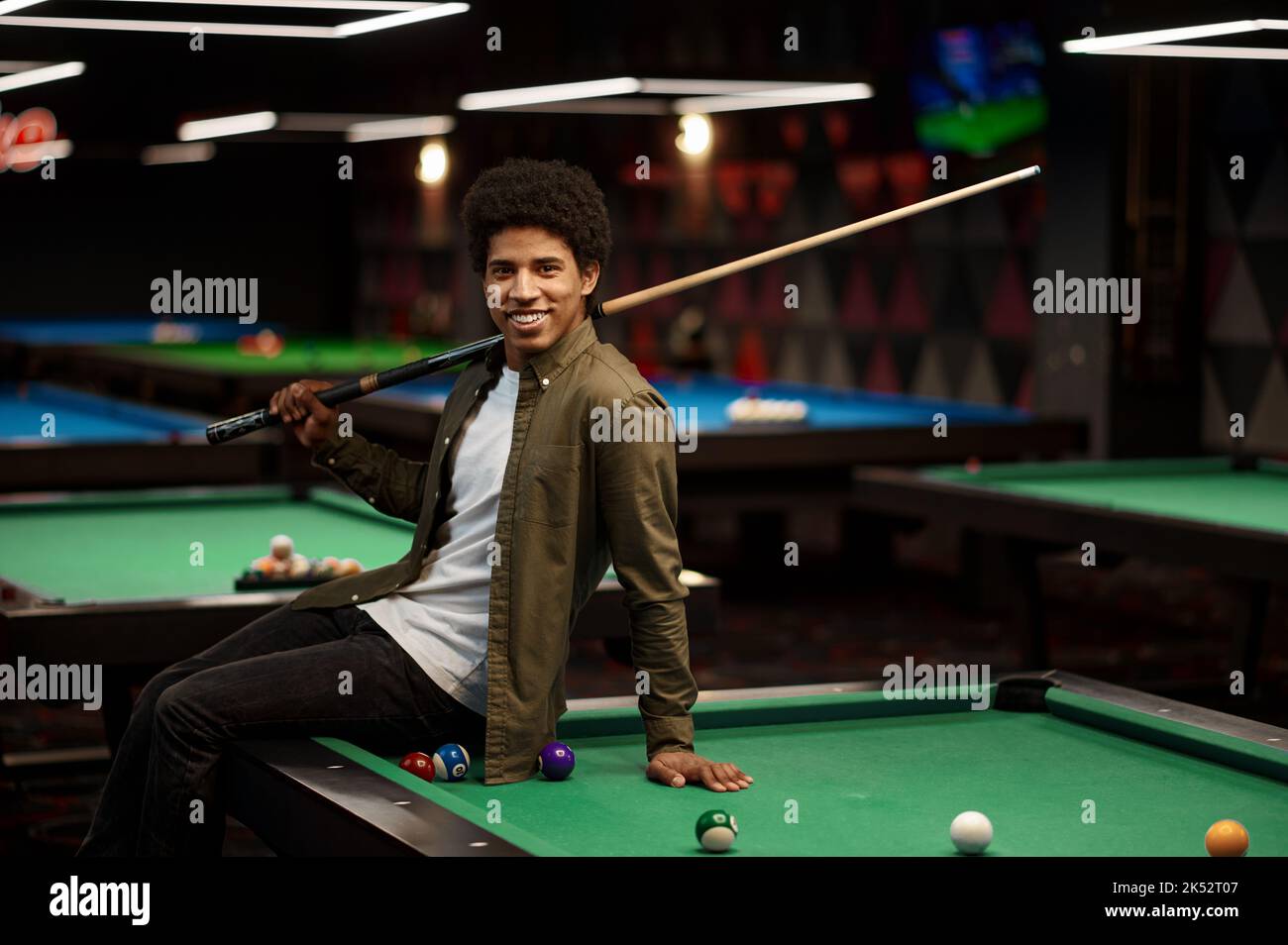 Black man pool player cue fotografías e imágenes de alta resolución - Alamy