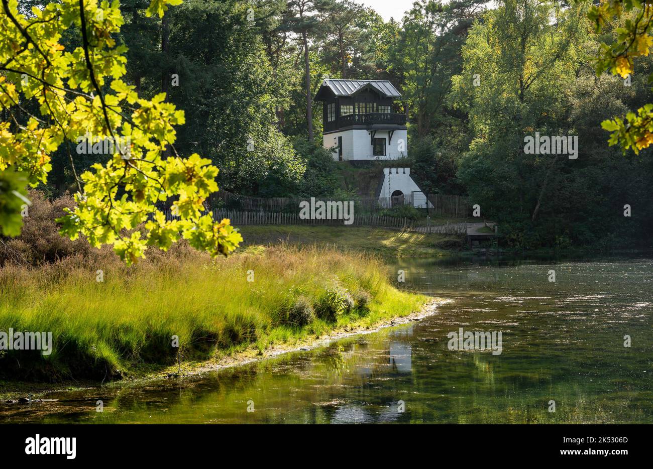 Driebergen-Rijsenburg, Provincia de Utrecht, Países Bajos, 02.10.2022, pequeña casa de vacaciones en alquiler en el bosque en la reserva natural de Heidestein cerca de Zei Foto de stock