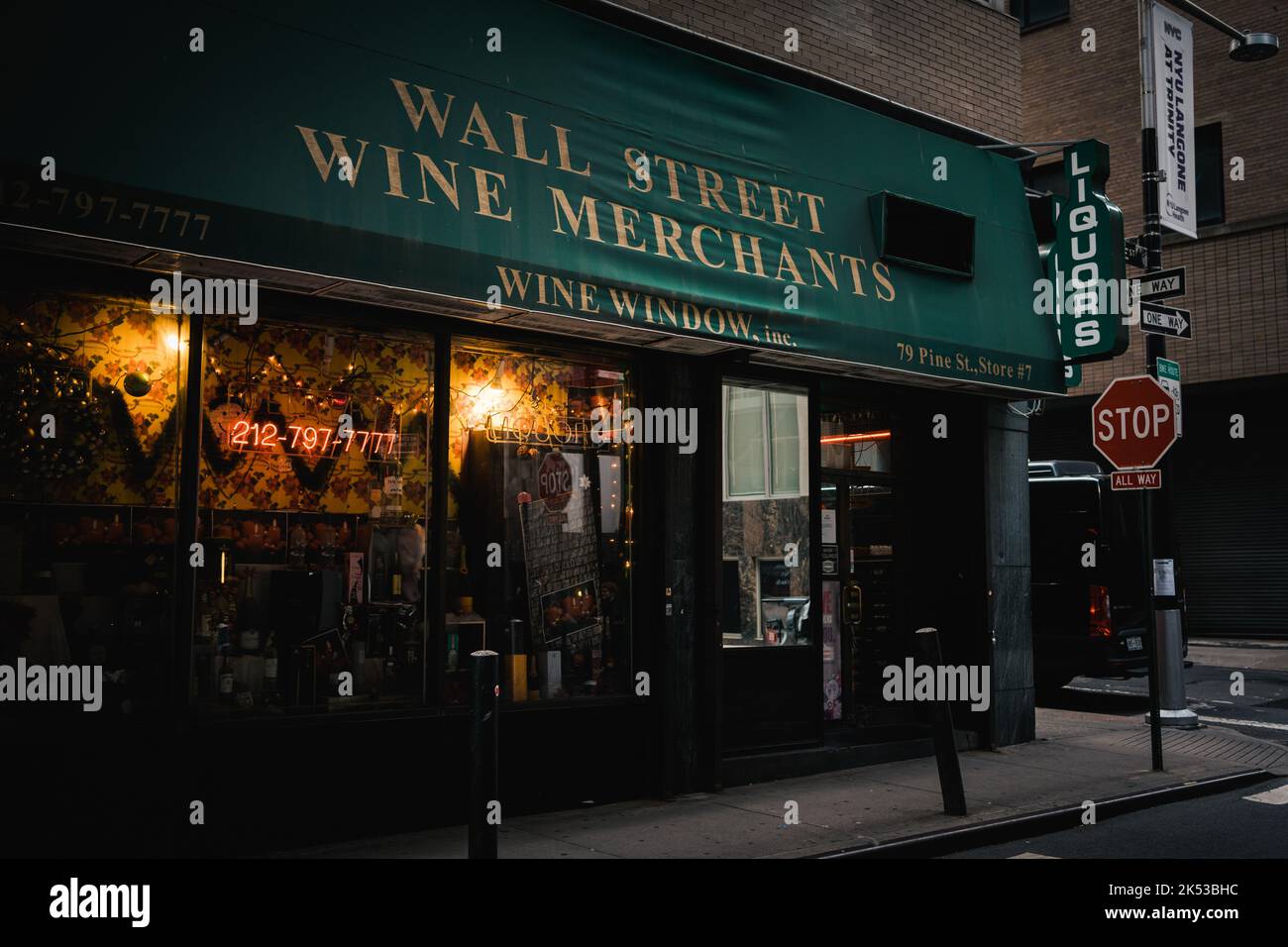 Wall Street Wine Merchants firma, en el Distrito Financiero, Manhattan, Nueva York Foto de stock