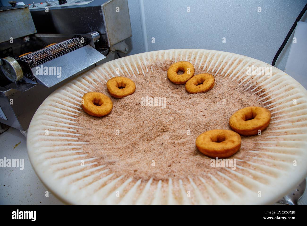 Rogers Family Orchard, Johnstown, Fulton County, Nueva York: Hacer donuts de sidra de manzana es una tradición otoñal en el norte del estado de Nueva York. Foto de stock