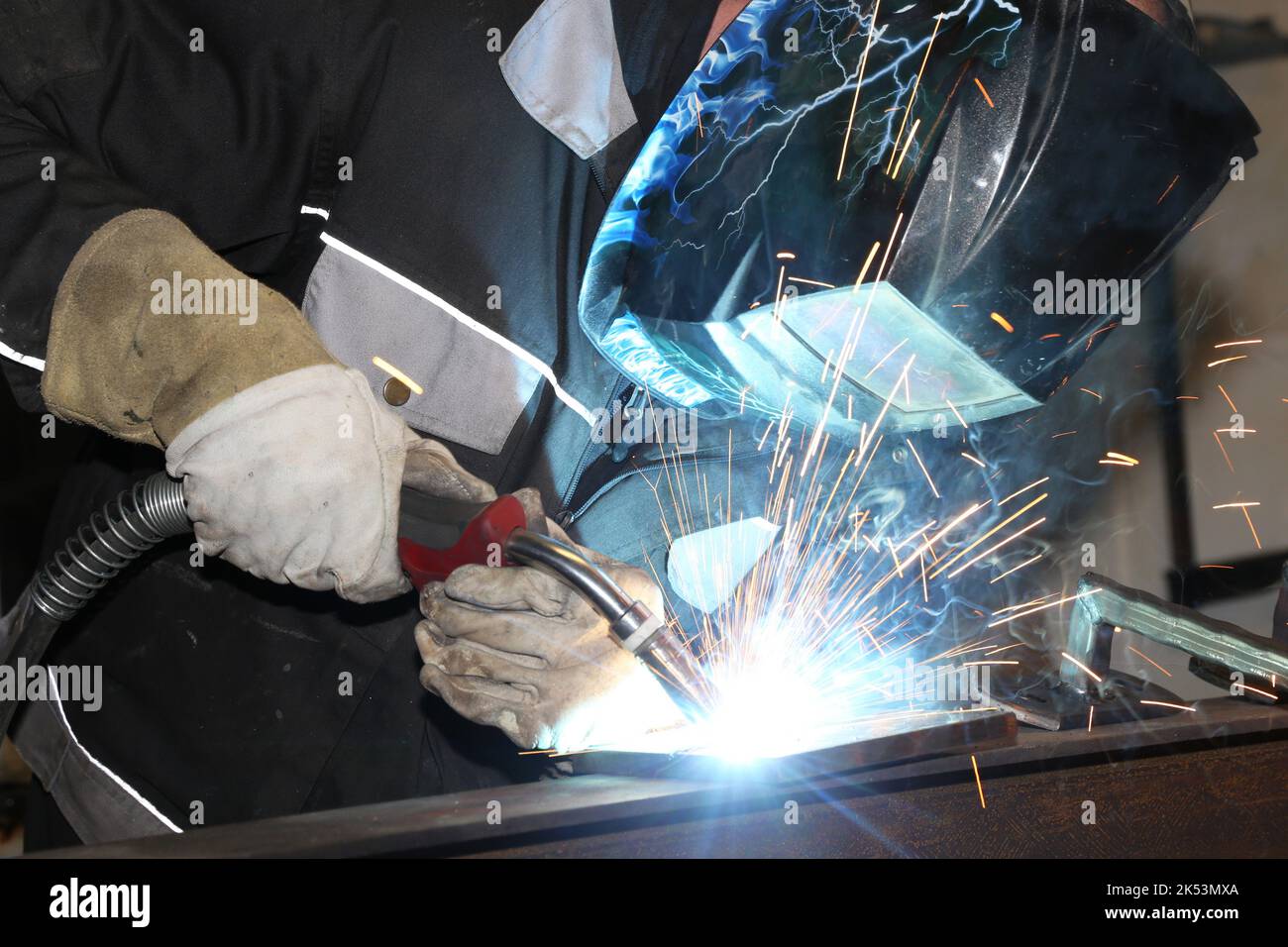 Trabajador de metal haciendo trabajos de soldadura en su taller Foto de stock
