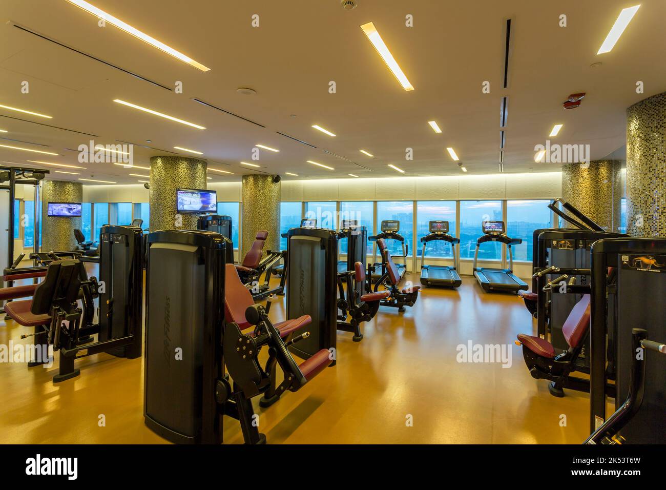 Hanoi, Vietnam - 22 de enero de 2018: Vista interior del centro de fitness y gimnasio en Le Meridien en Hanoi, Vietnam. Foto de stock