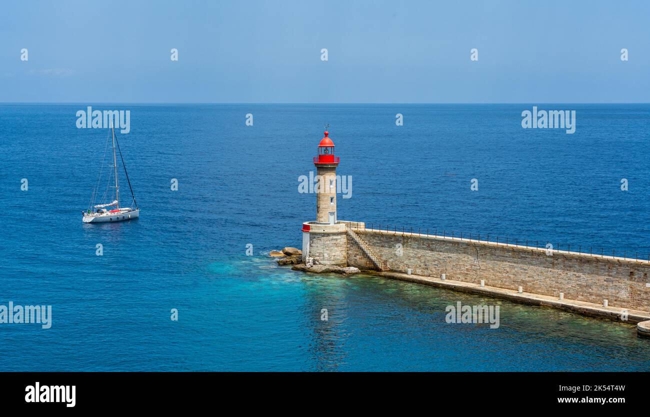 Faros en la entrada del puerto de Bastia. Corse, Francia. Foto de stock