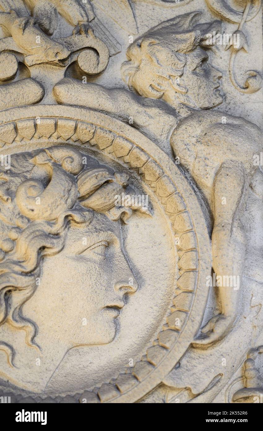 Londres, Inglaterra, Reino Unido. Burlington House / Royal Academy. Detalle de piedra debajo de la puerta de entrada de Piccadilly Foto de stock