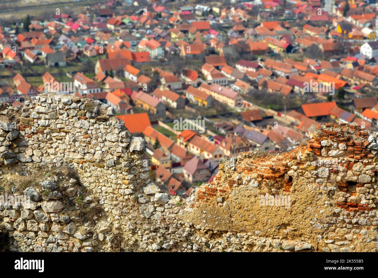 Rasnov fortaleza antigua muralla, Rumanía y el casco antiguo de la ciudad de gran ángulo de vista Foto de stock