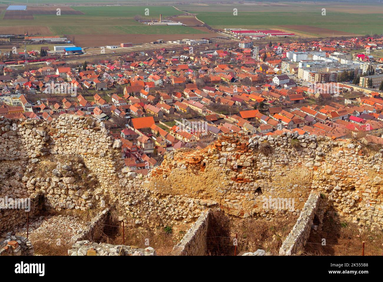 Rasnov Fortaleza, Rumanía y la ciudad vieja de gran ángulo de vista Foto de stock