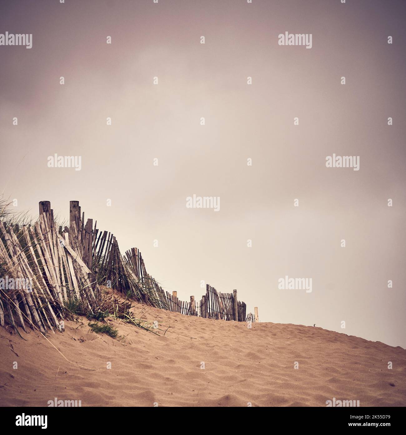 Valla de madera en el perímetro de la zona de conservación de las dunas, St Annes Foto de stock