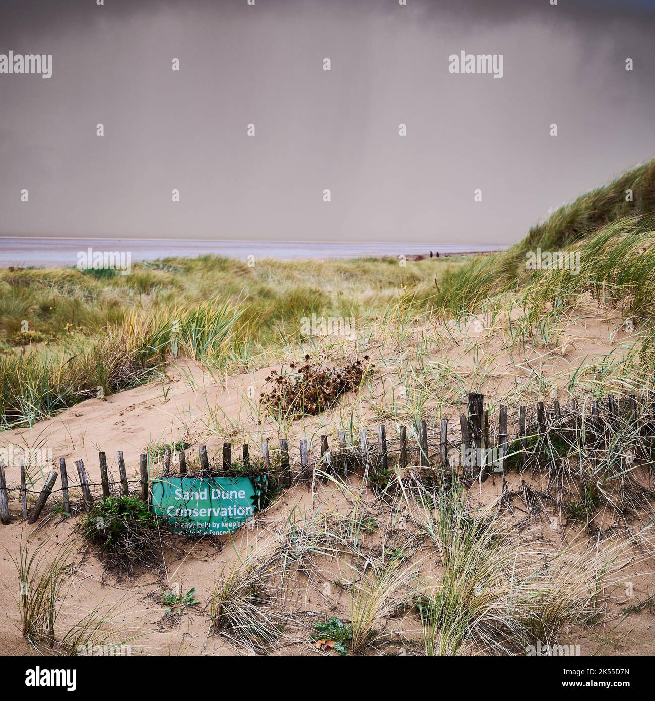 Valla de madera en el perímetro de la zona de conservación de las dunas, St Annes Foto de stock