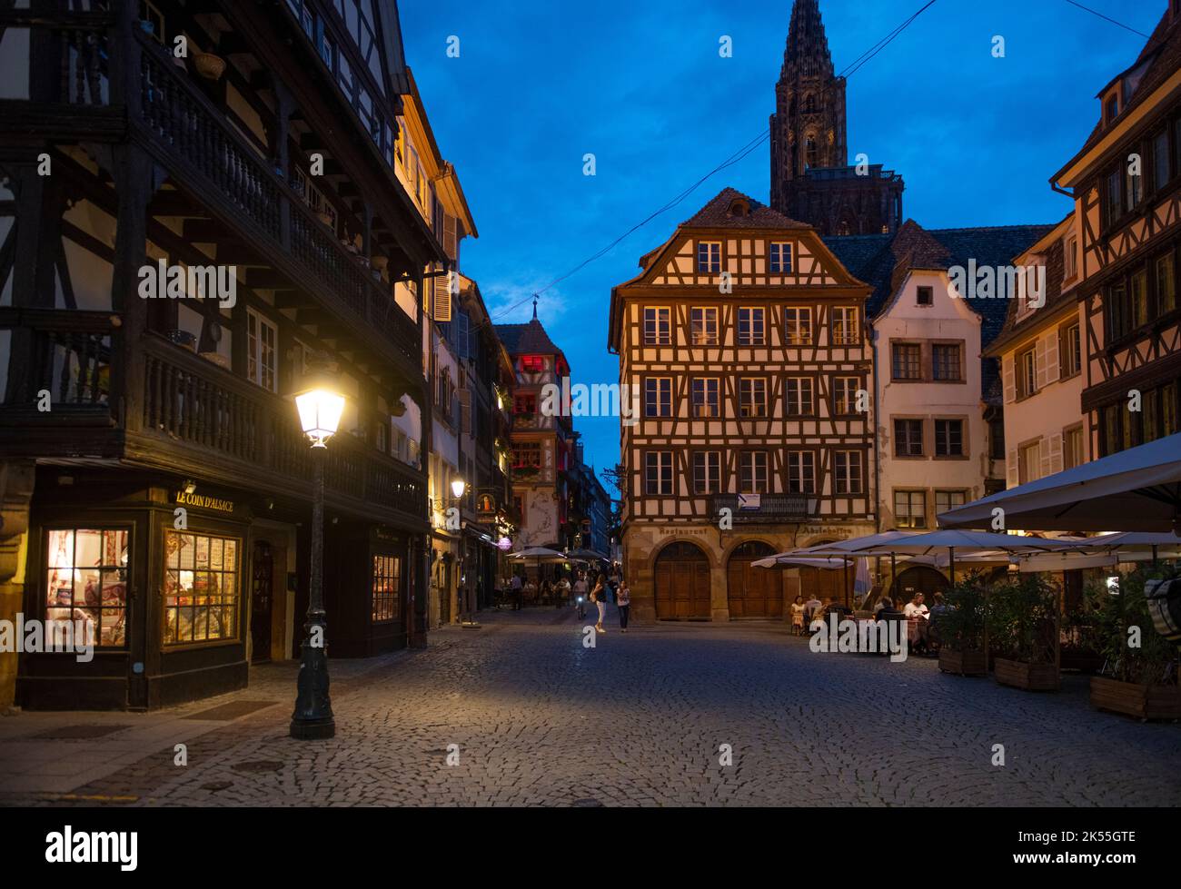 Estrasburgo Alsacia Francia Noche 2022 de septiembre La zona de restaurantes en el centro de Strasbour muy cerca de la Catedral Foto de stock