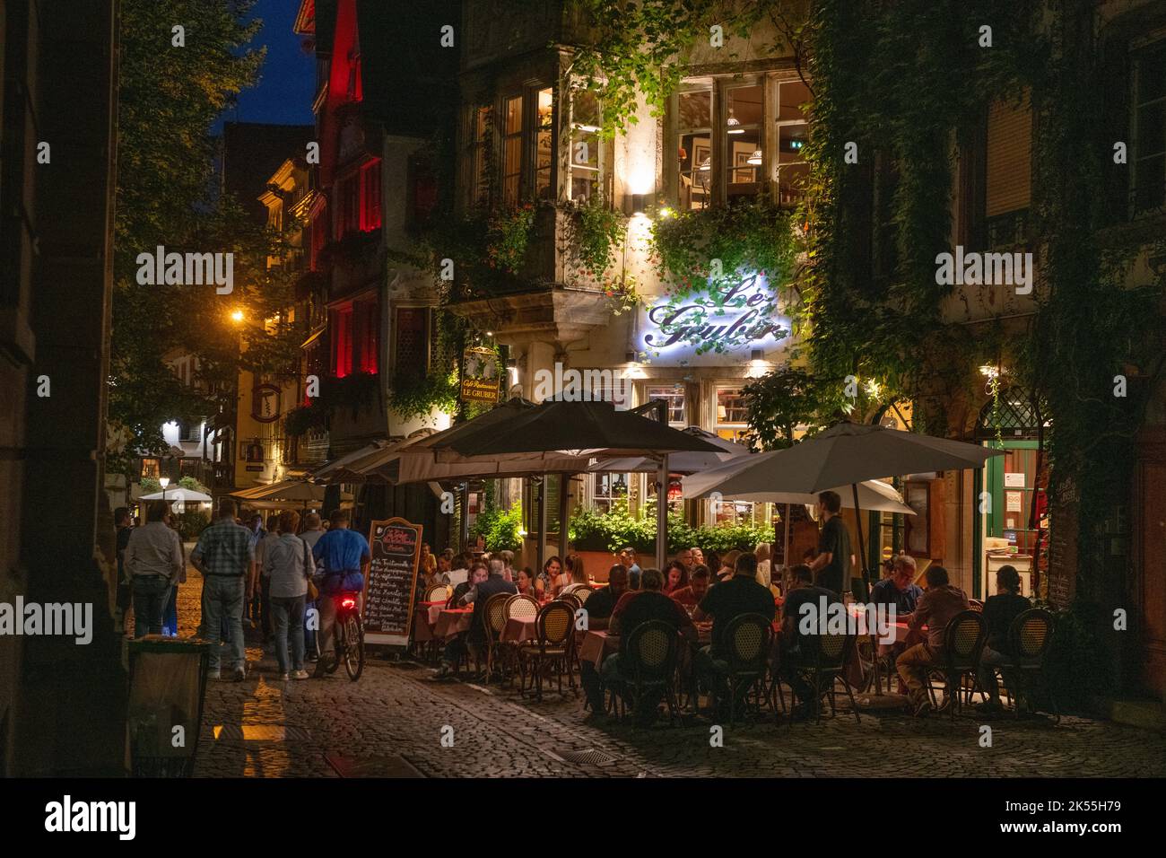 Estrasburgo Alsacia Francia noche 2022 de septiembre La zona de restaurantes en el centro de Strasbour muy cerca de la Catedral, visto aquí el conocido Le Gru Foto de stock