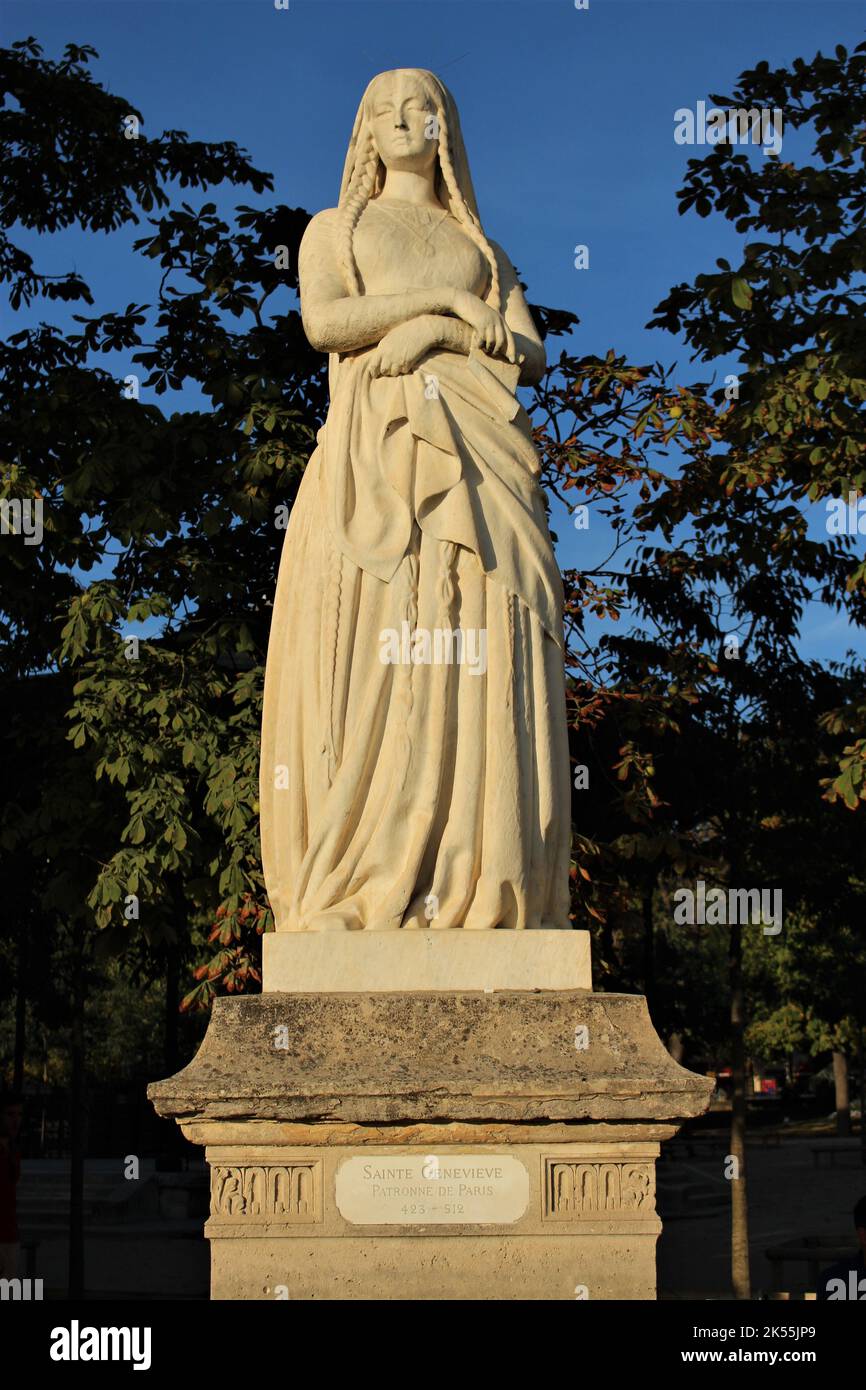 Sainte Genevieve, Patrona de París - estatua esculpida por Michel Mercier. Parte de la serie 'Reinas de Francia y Mujeres Famosas' Foto de stock