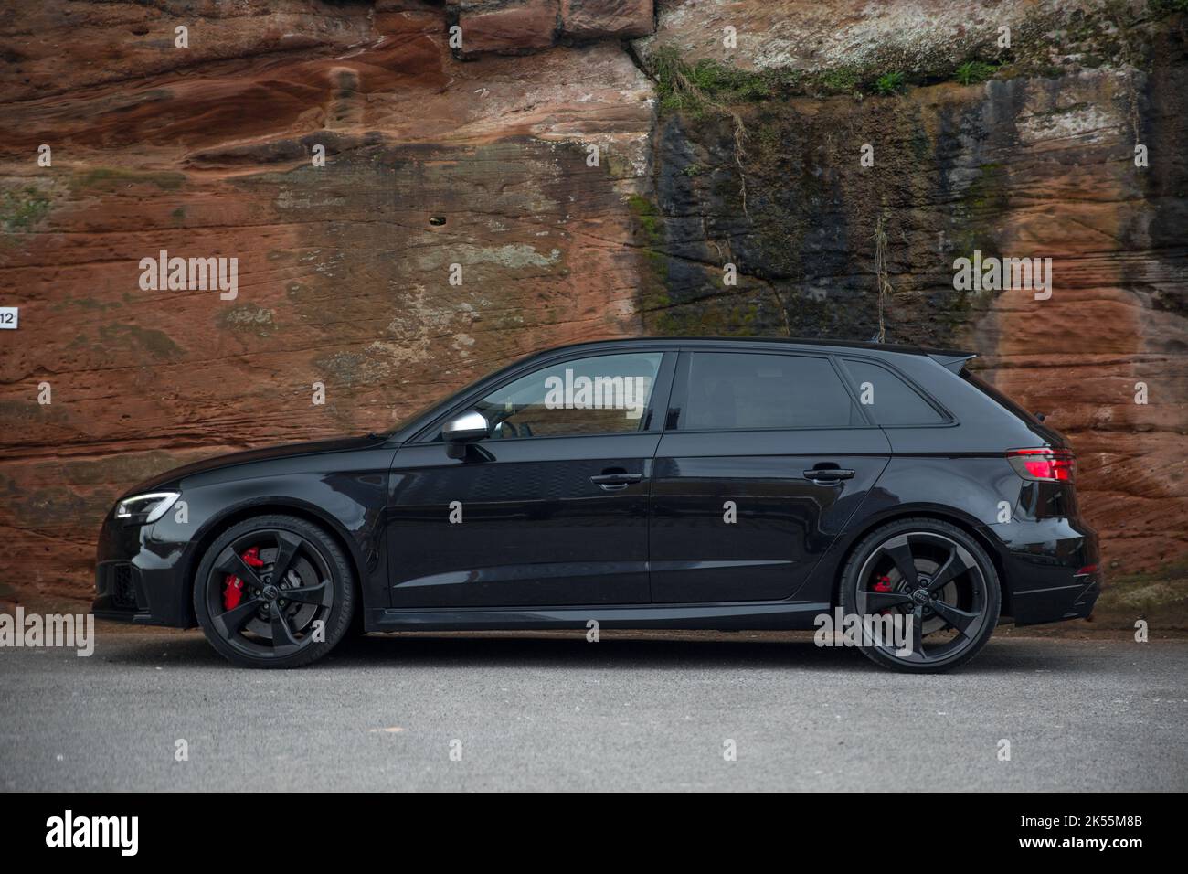 Un Audi RS3 Hatchback Panther Black 2018 con llantas de aleación Diamond  Cut y pinzas de freno RS rojas Fotografía de stock - Alamy