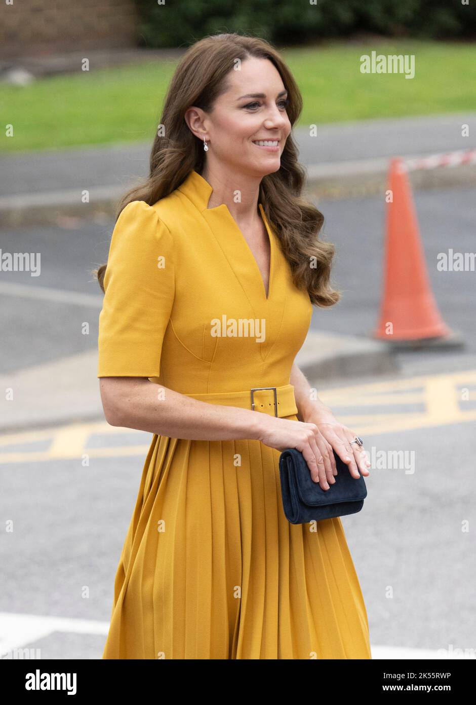 Guildford, Inglaterra. REINO UNIDO. 05 de octubre de 2022. Catherine,  Princesa de Gales, vestida con un vestido amarillo de Karen Millen, visita  la sala de maternidad del Hospital Royal Surrey County. Crédito: