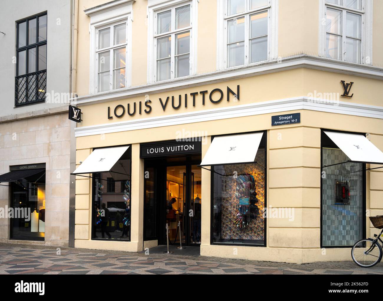 Louis Vuitton Tienda fachada entrada frontal de la Quinta Avenida, en la  ciudad de Nueva York, EE.UU Fotografía de stock - Alamy