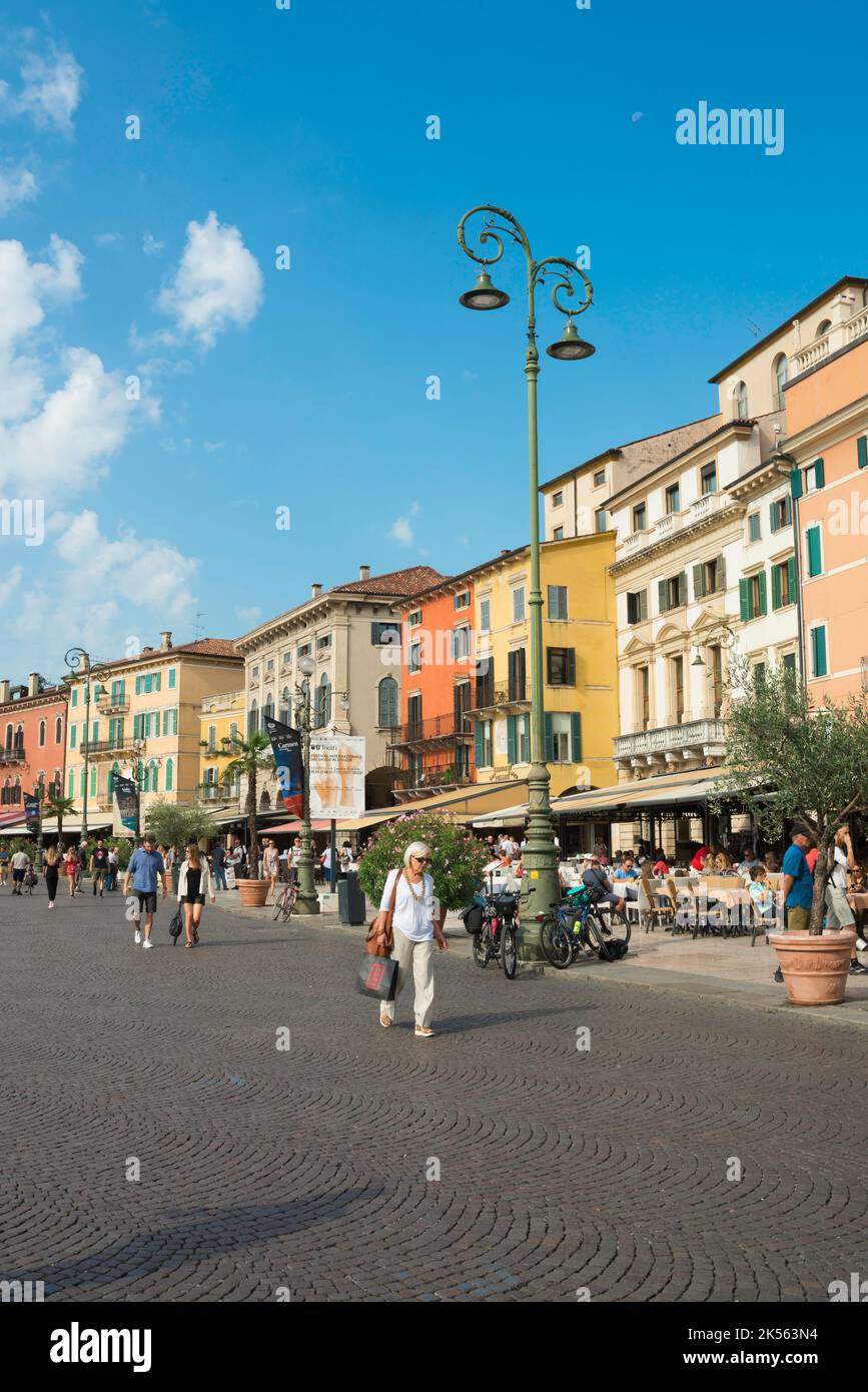 Verona Piazza Bra, vista en verano del lado occidental de Piazza Bra, una colorida fila de cafés y restaurantes conocidos como la Liston, Verona, Veneto Italia Foto de stock