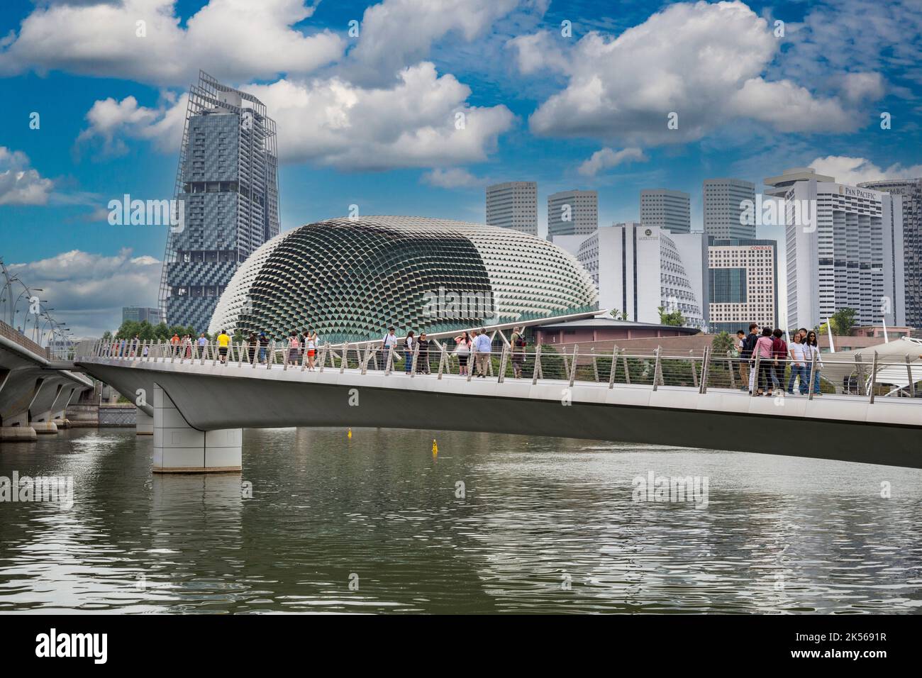 Puente de jubileo, conduciendo a Esplanade Concert Hall. Singapur Foto de stock