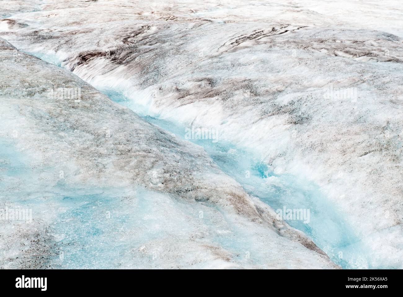 Derretimiento del glaciar Athabasca con un pequeño río en el hielo debido al cambio climático, parque nacional Jasper, Alberta, Canadá. Foto de stock