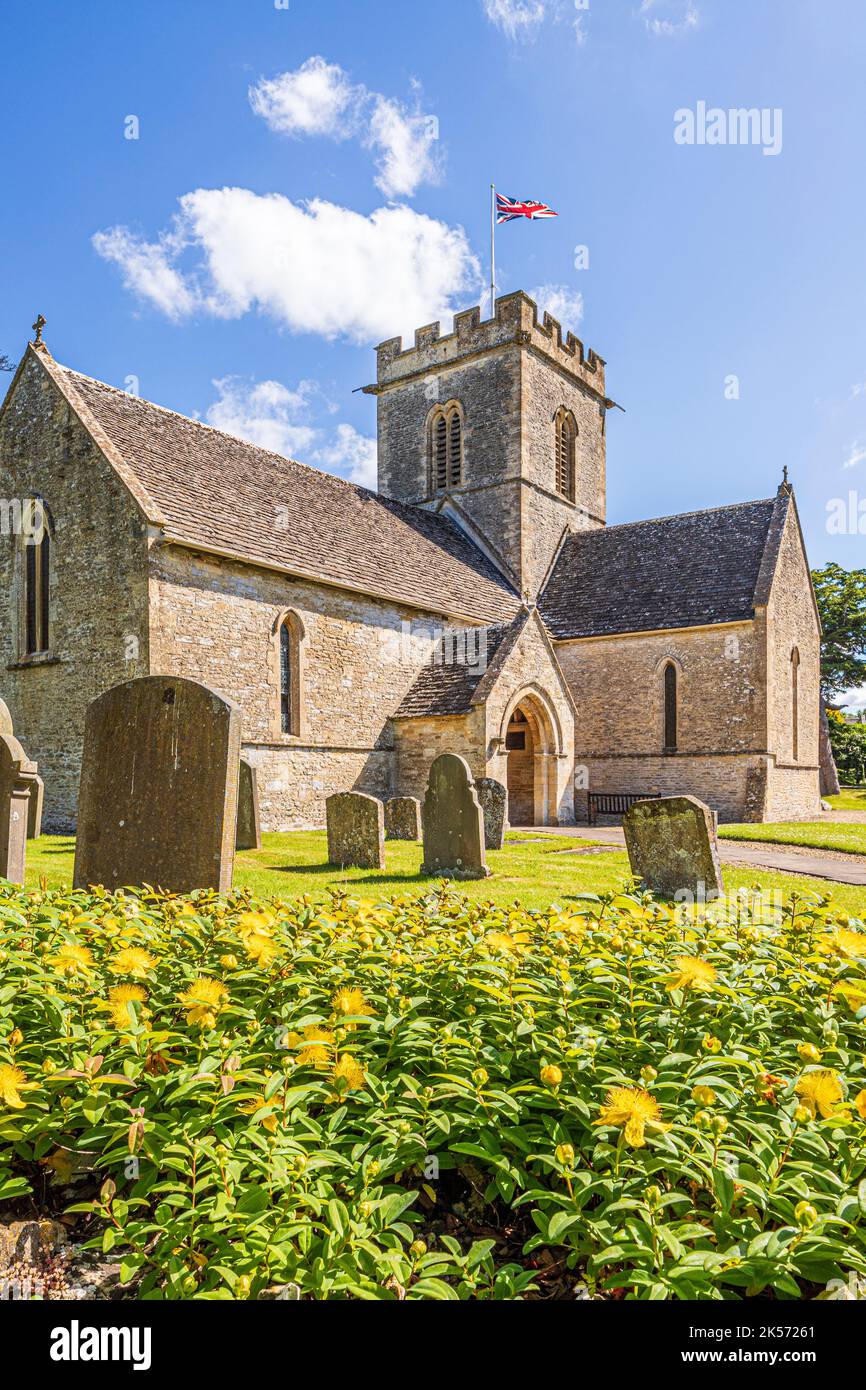 La iglesia de Santa María la Virgen en el pueblo Cotswold de Meysey Hampton, Gloucestershire, Inglaterra, Reino Unido Foto de stock