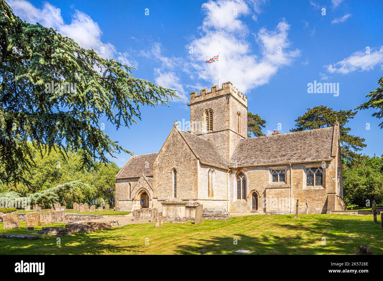 La iglesia de Santa María la Virgen en el pueblo Cotswold de Meysey Hampton, Gloucestershire, Inglaterra, Reino Unido Foto de stock