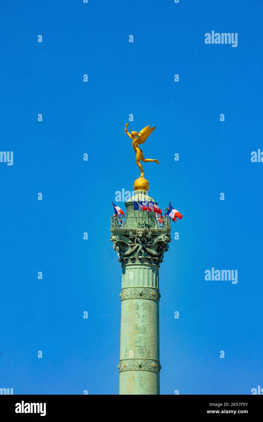Francia, París, Place de la Bastille, la Columna de Julio, el Genio de la Libertad, escultura de bronce dorado de Auguste Dumont Foto de stock