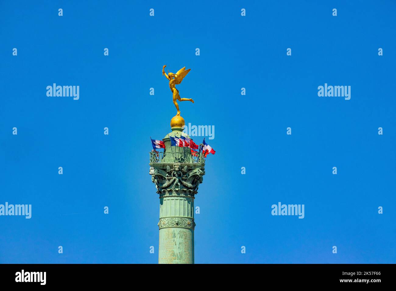 Francia, París, Place de la Bastille, la Columna de Julio, el Genio de la Libertad, escultura de bronce dorado de Auguste Dumont Foto de stock