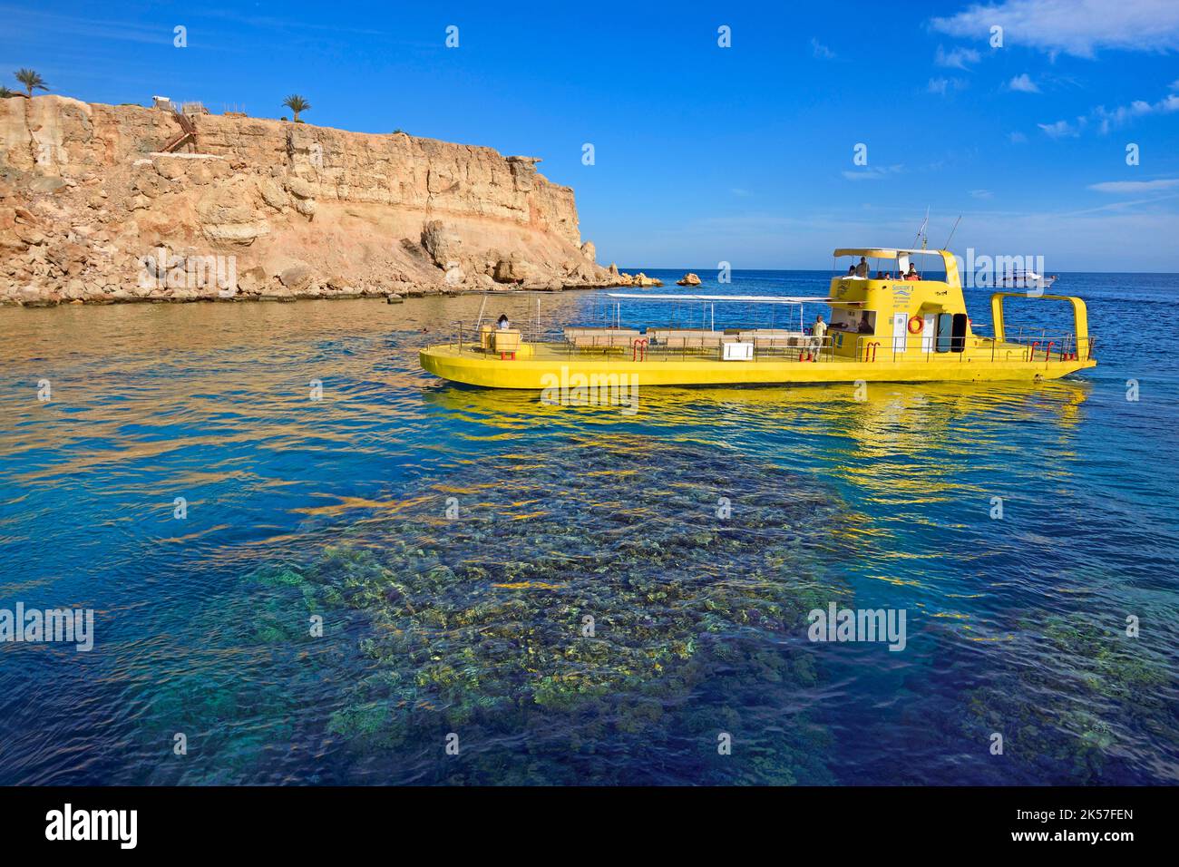 Egipto, Sinai, Sharm-el-Sheikh, barco semisubmarino utilizado para observar los arrecifes de coral Foto de stock