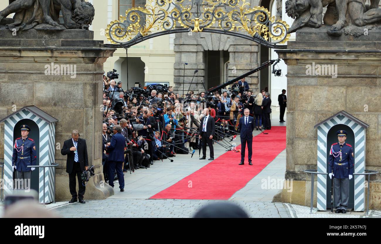 El primer ministro checo Petr Fiala, de derecha, y periodistas esperan a los invitados a la primera reunión de la Comunidad Política Europea (EPC), nueva agrupación política, o. Foto de stock