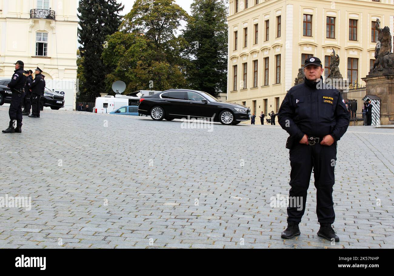 Precauciones de seguridad durante la primera reunión de la Comunidad Política Europea (EPC), nueva agrupación política, el 6 de octubre de 2022, en el Castillo de Praga, Foto de stock