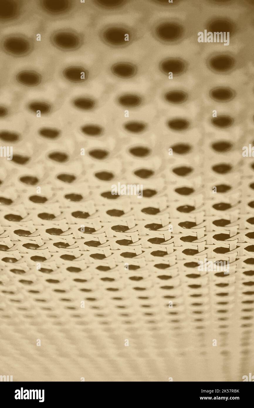 Superficie perforada vertical beige de material textil de audio. Fondos y texturas abstractas Foto de stock