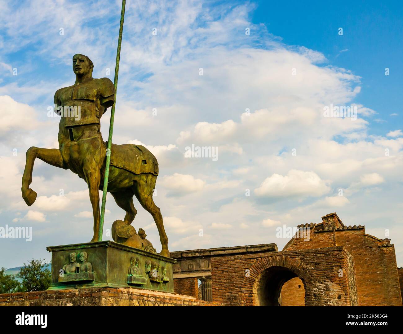 Mítica estatua centauro del escultor polaco Igor Mitoraj en el foro de la antigua ciudad de Pompeya, destruida por la erupción del volcán Vesubio en Foto de stock
