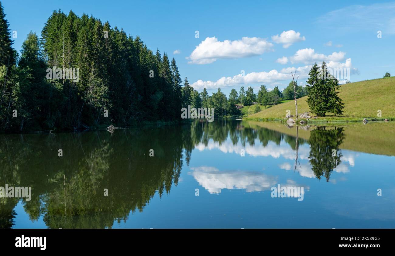 Pequeño lago en la Noruega rural Foto de stock