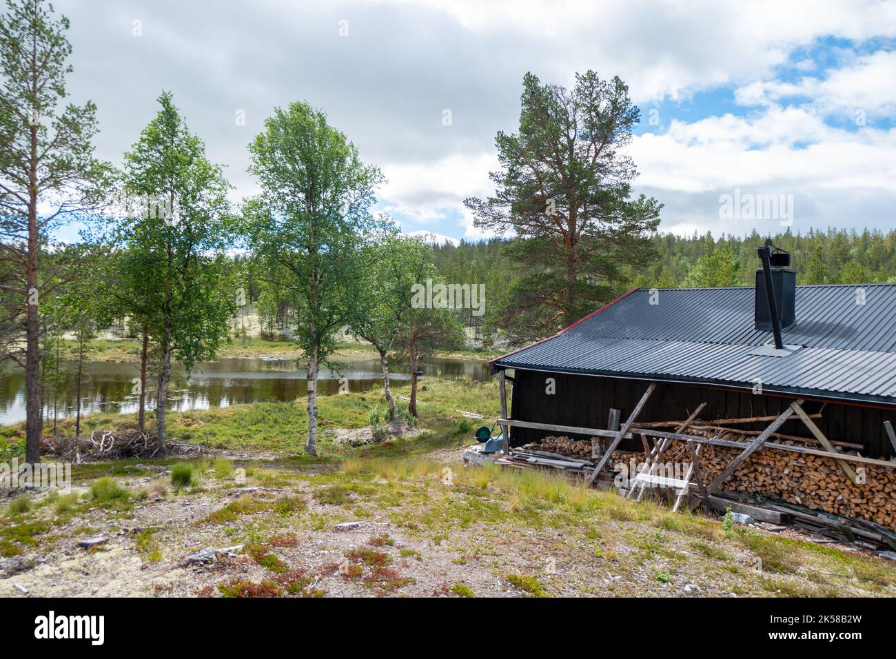 Cabaña en hermosa naturaleza en el Parque Nacional Rondane, Noruega Foto de stock