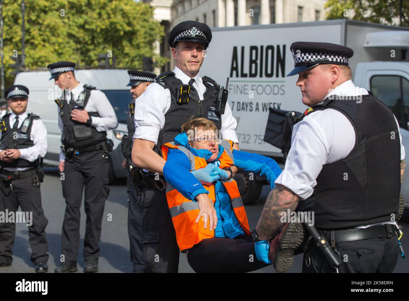 Londres Reino Unido 6th de octubre de 2022. Basta con detener a los manifestantes petroleros que bloquean las carreteras alrededor de Trafalgar Square y equipos de policía especializados para eliminarlos Foto de stock