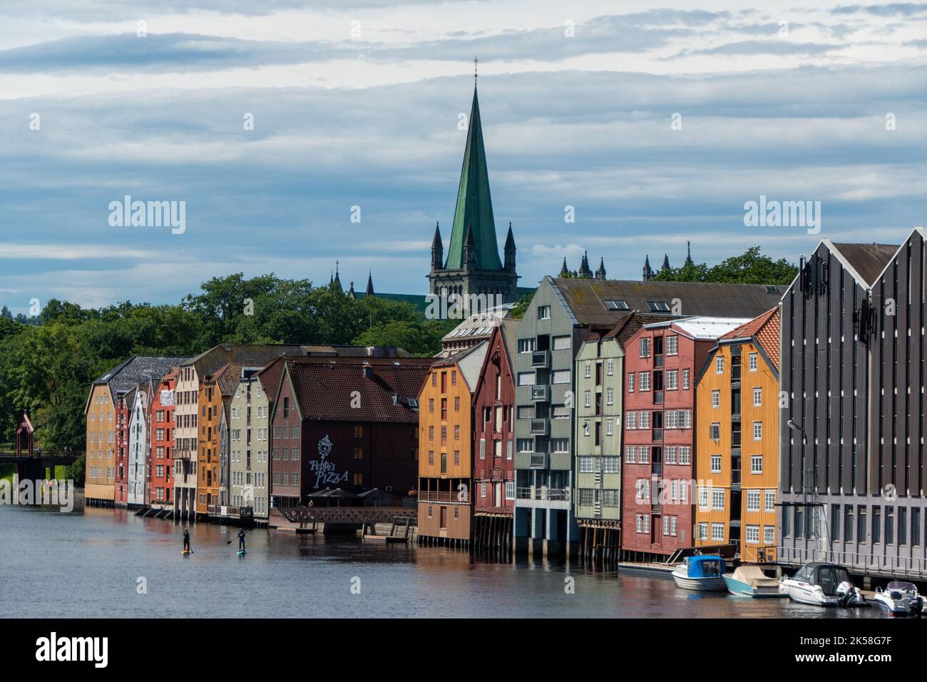 Coloridas casas de madera en Trondheim, Noruega Foto de stock